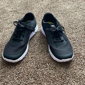 AIR WALK TENNIS SHOES